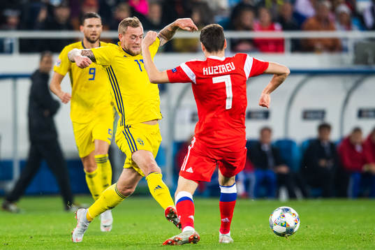 John Guidetti of Sweden and Daler Kuziaev of Russia