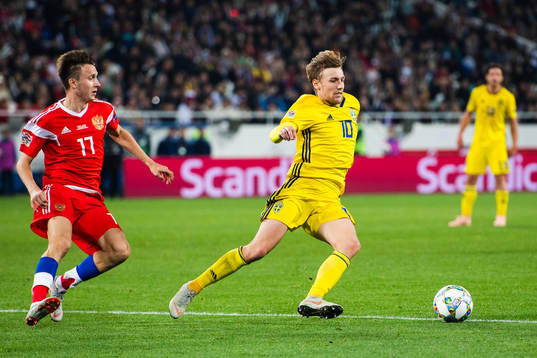 Aleksandr Golovin of Russia and Emil Forsberg of Sweden