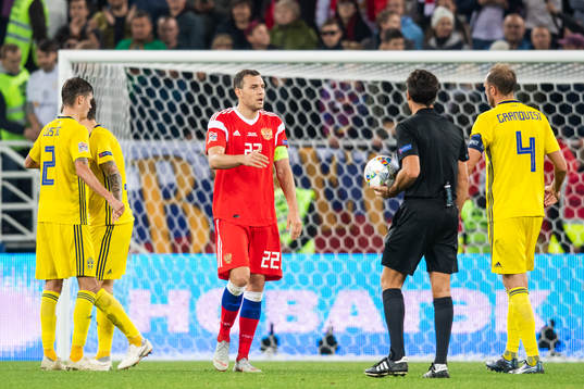 Artem Dzyuba of Russia looks dejected