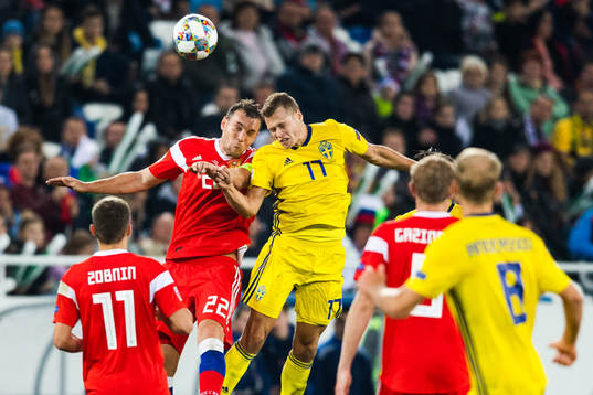 Artem Dzyuba of Russia and Viktor Claesson of Sweden