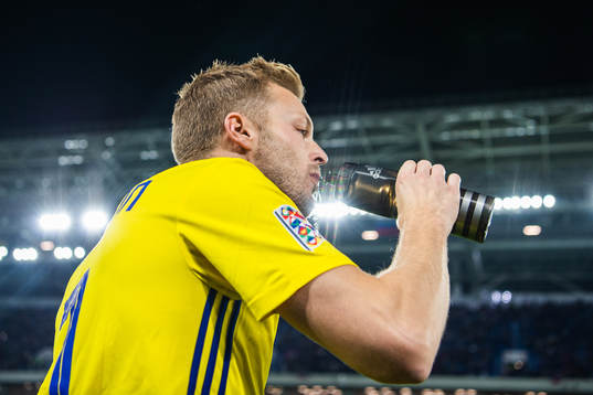 Sebastian Larsson drinks