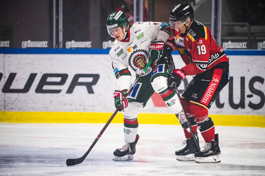 Frölundas Samuel Fagemo och Luleås Joonas Jalvanti i kamp