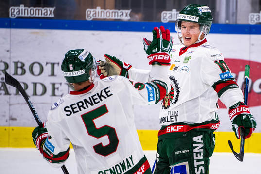 Frölundas Gustav Lindström och Chay Genoway jublar