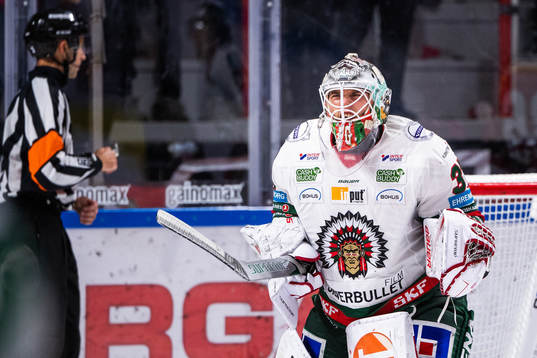 Frölundas målvakt Johan Gustafsson jublar