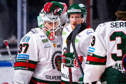 Frölundas målvakt Johan Gustafsson och Simon Hjalmarsson