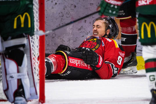 Luleås Johan Forsberg grinar illa