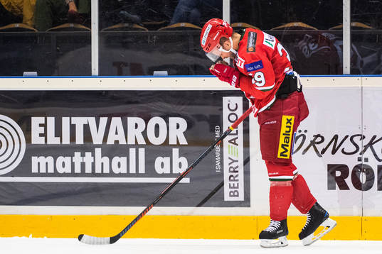Modos Tobias Enström tar sig mot ansiktet