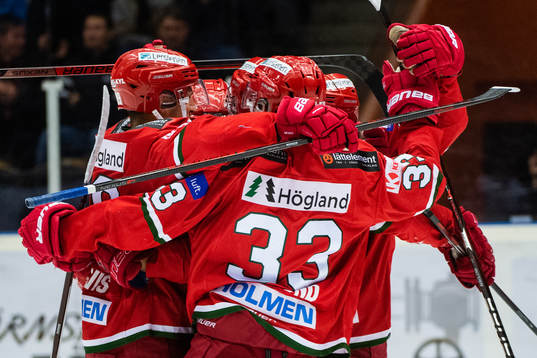 Modos Patrik Karlkvist jublar med lagkamrater