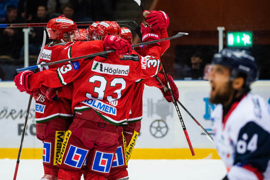 Modos Patrik Karlkvist jublar med lagkamrater