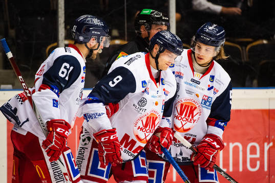 Västerviks Trevor Mingoia (mitten) får hjälp av isen av