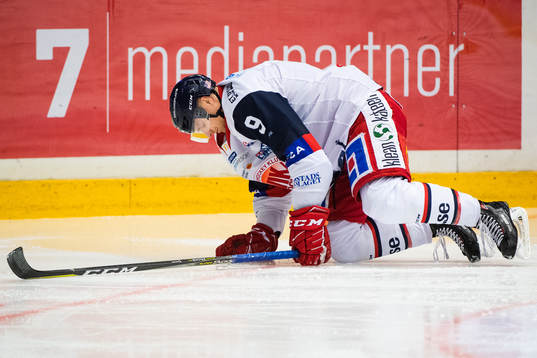 Västerviks Trevor Mingoia sitter på knä skadad