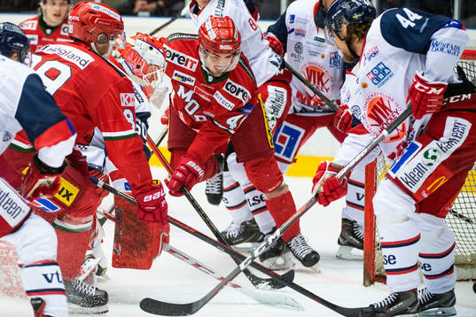 Västerviks målvakt Viktor Östlund och Modos Oscar Hedman
