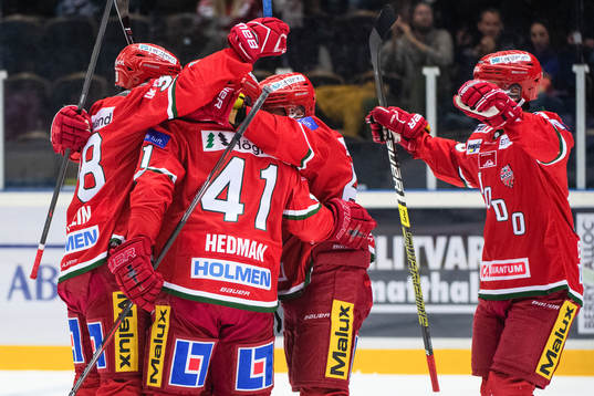 Modos Oscar Hedman jublar med lagkamrater