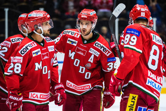 Modos Joakim Hagelin jublar med lagkamrater