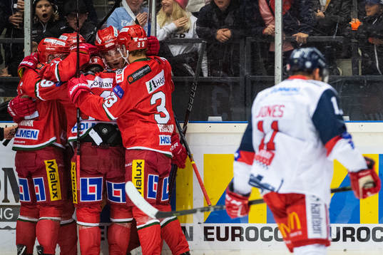 Modos Victor Öhman jublar med lagkamrater