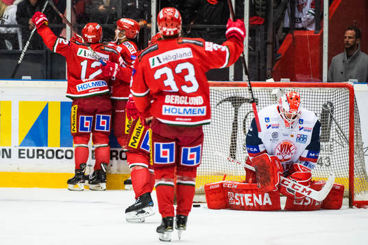 Modos Victor Öhman jublar med lagkamrater