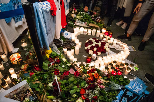 Blommor, ljus och fotbollströjor