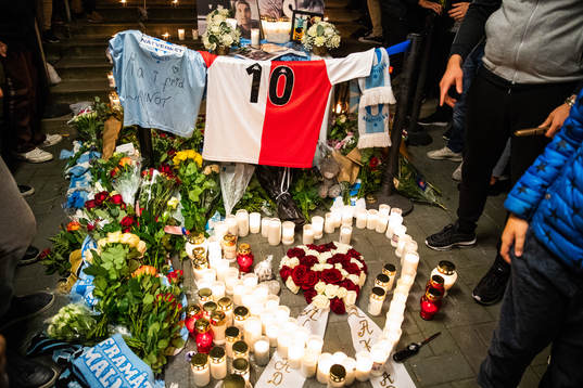 Blommor, ljus, fotbollströjor och bilder