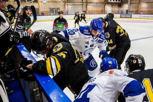 Leksands Mattias Karlsson i duell om pucken