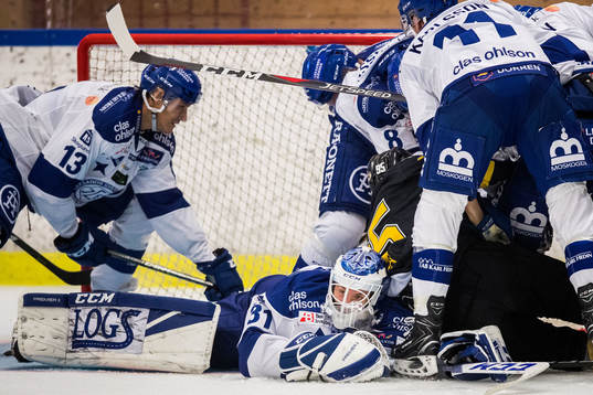 Leksands målvakt Jonas Arntzen underst vid gruff i