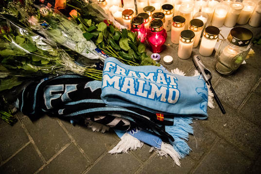 Besökare har lagt ner Malmö FF halsdukar och ljus
