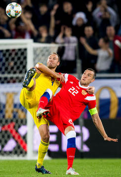 Andreas Granqvist of Sweden and Artem Dzyuba of Russia