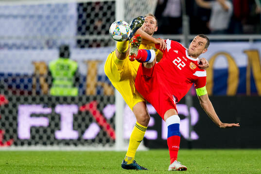 Andreas Granqvist of Sweden and Artem Dzyuba of Russia