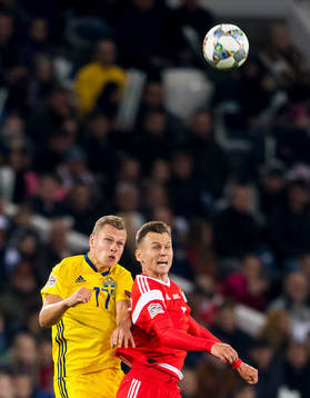 Viktor Claesson of Sweden and Denis Cheryshev of Russia