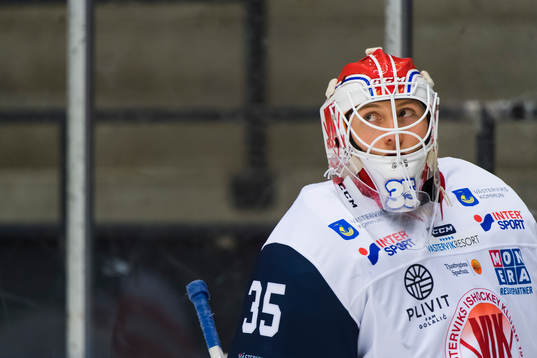Västerviks målvakt Emil Kruse innan ishockeymatchen i