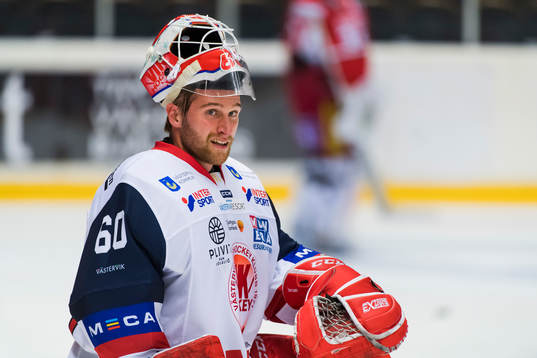Västerviks målvakt Viktor Östlund innanishockeymatchen i