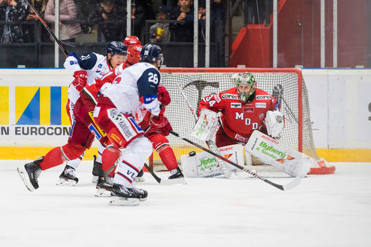 Modos målvakt Erik Hanses räddar skott från Västerviks