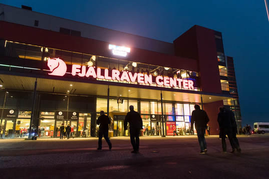 Fällräven center innan ishockeymatchen i