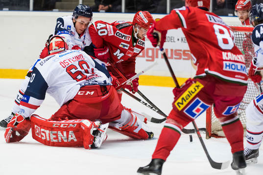 Modos Kalle Jellvert gör mål på Västerviks målvakt