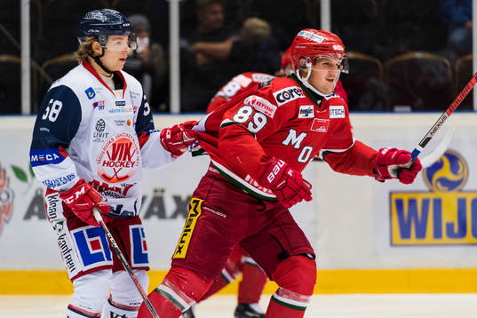 Västerviks Kim Johansson drar i tröjan på Modos Patrik