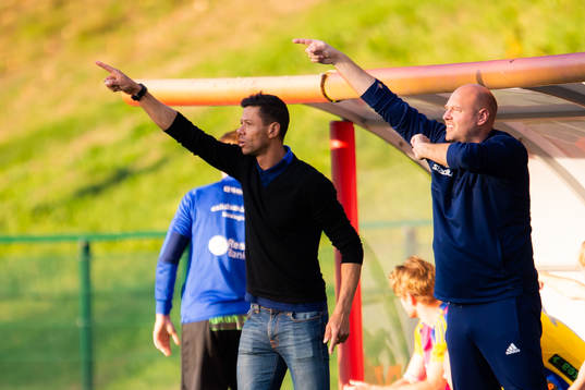 Eskilsminnes tränare Martin Pringle agerar
