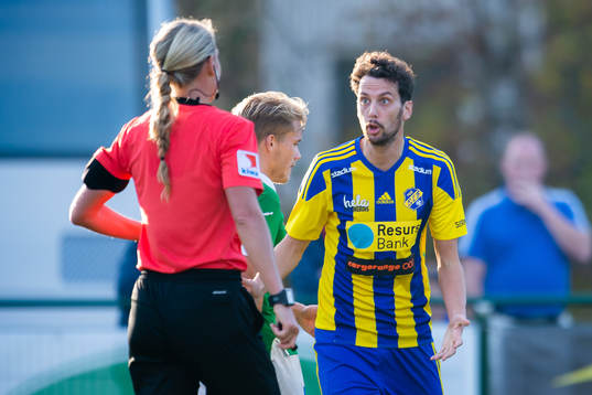 Domare Tess Olofsson tilldelar rött kort till Eskilsminnes