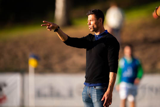 Eskilsminnes tränare Martin Pringle agerar