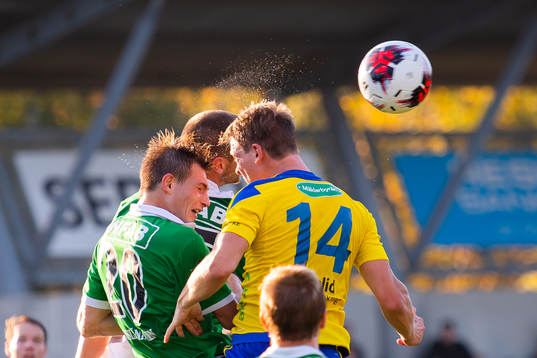 Eskilsminnes Robin Hofsö och Ljungskiles Linus Dahl i