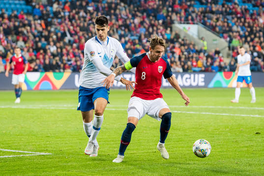 Nemanja Mitrovic of Slovenia and Stefan Johansen of Norway