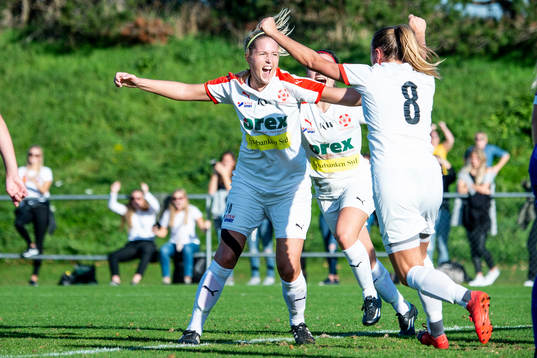 Borgebys Michaela Johnsson och Eleonor Hättmark jublar
