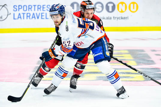 Växjös Arvid Lundberg och Malmö Redhawks Frederik Storm