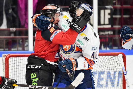 Malmö Redhawks Emil Sylvegård  och Växjös Daniel Rahimi