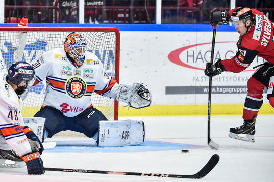 Malmö Redhawks Emil Sylvegård  och Växjös Daniel Rahimi