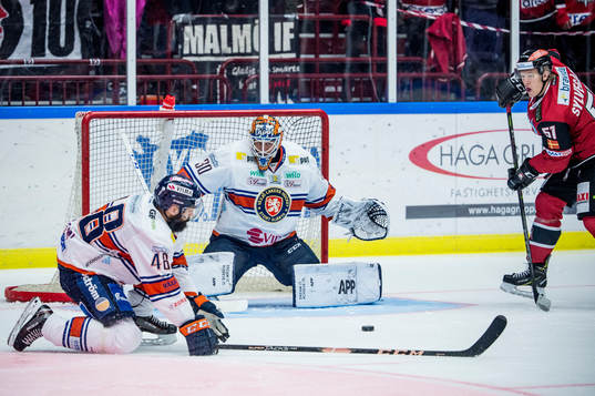 Malmö Redhawks Emil Sylvegård mot Växjös Daniel Rahimi
