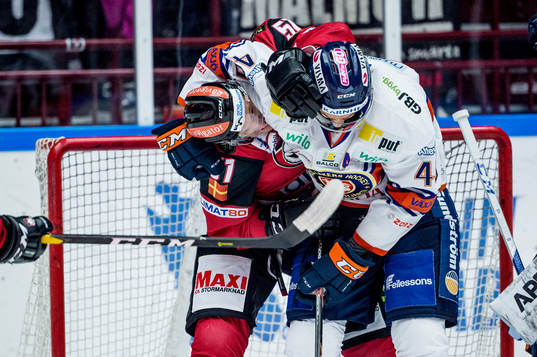 Malmö Redhawks Emil Sylvegård  och Växjös Peter