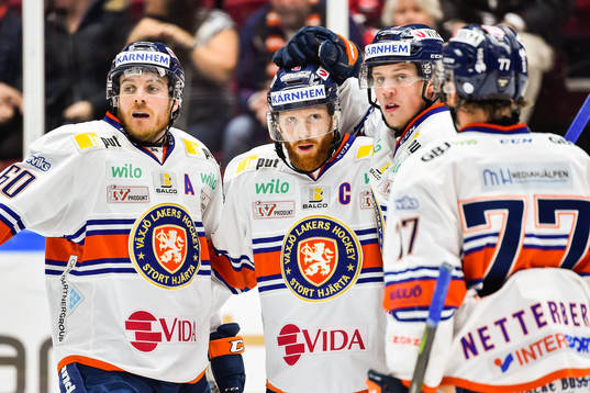 Växjös Liam Reddox blir omkramad