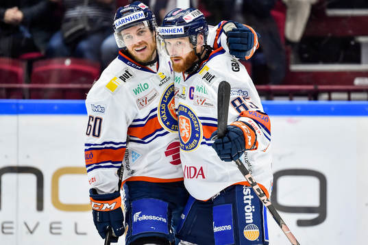 Växjös Erik Josefsson och Liam Reddox jublar