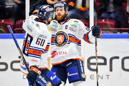 Växjös Erik Josefsson och Liam Reddox jublar