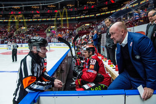 Domaren Mikael Holm och Malmö Redhawks tränare Peter