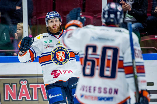 Växjös Liam Reddox och Erik Josefsson jublar